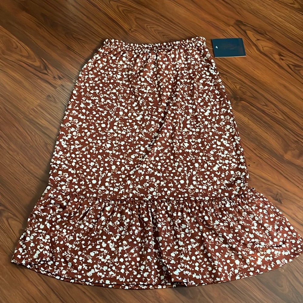 New Woman’s Lark & Gray skirt sz Large brown with floral design